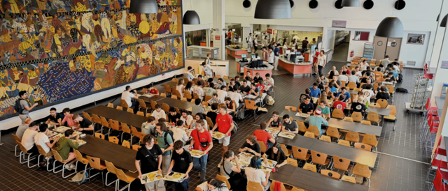 Publiczne stołówki po francusku: obiady za 1€ dla wszystkich studentów i studentek